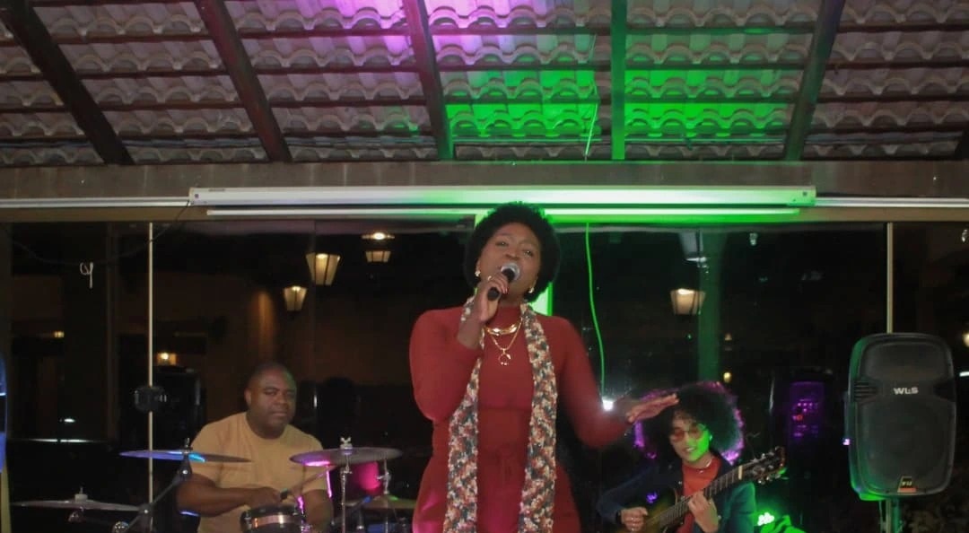 Aline Crispim se apresenta neste domingo no Cabangu Campestre Clube em Santos Dumont